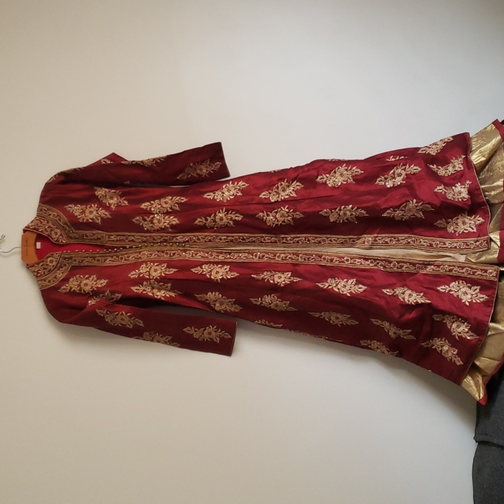 New 3 pc Indian Formal Suit Gown, Size Small, Red and Cream